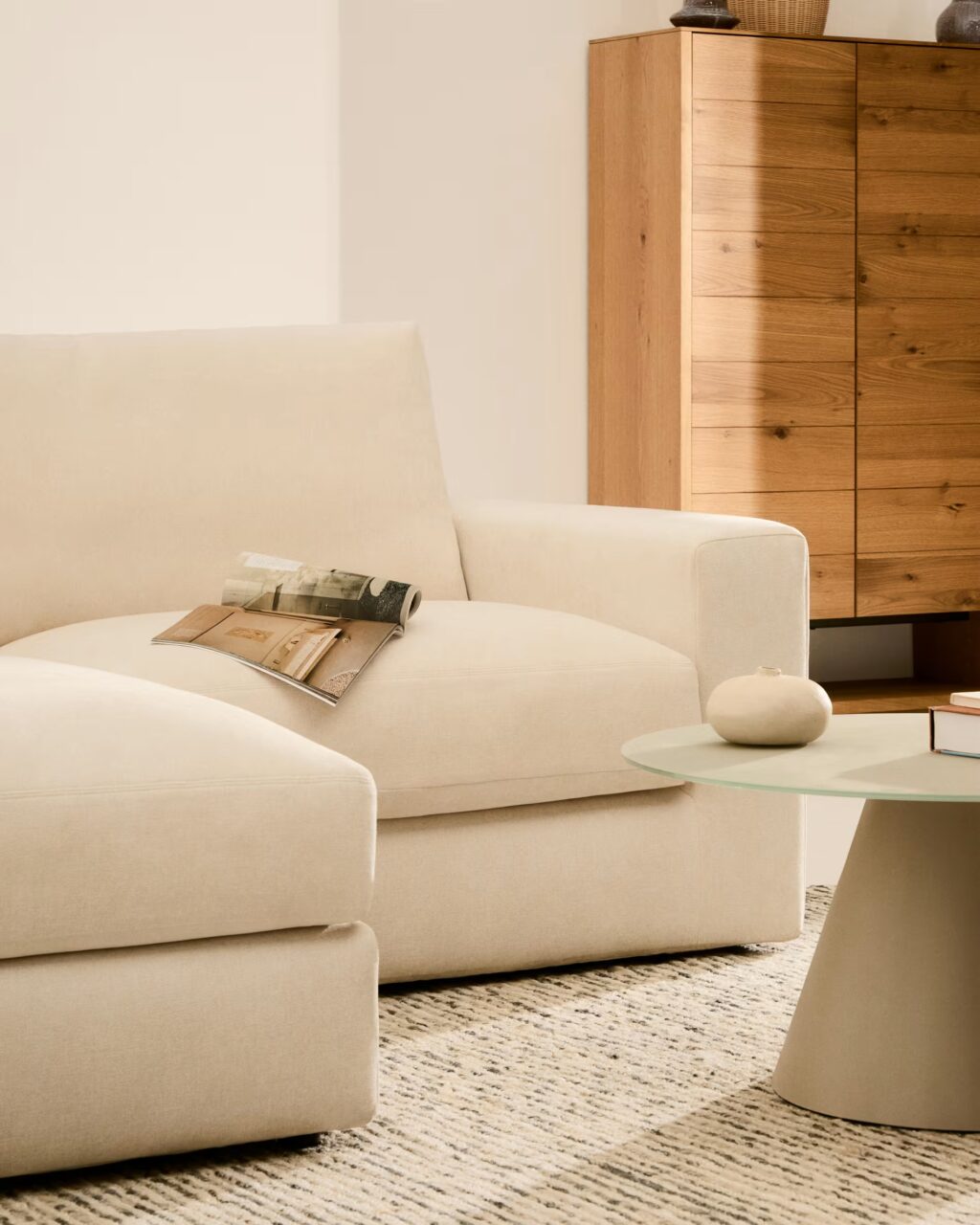 The Alea sofa paired with Kave Home's unique glass coffee table, Wilshire.