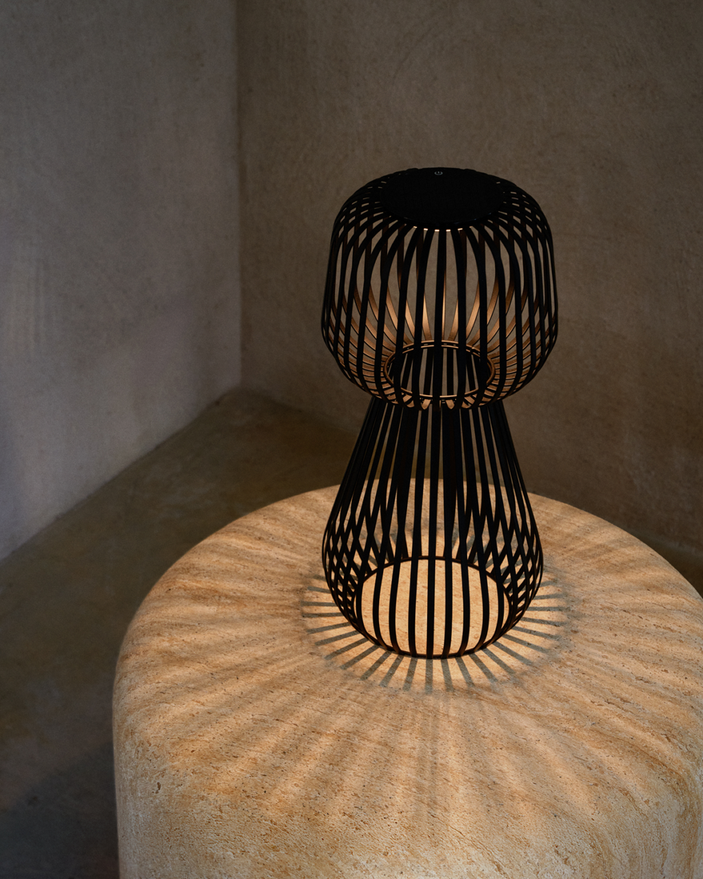 Black metal solar table lamp